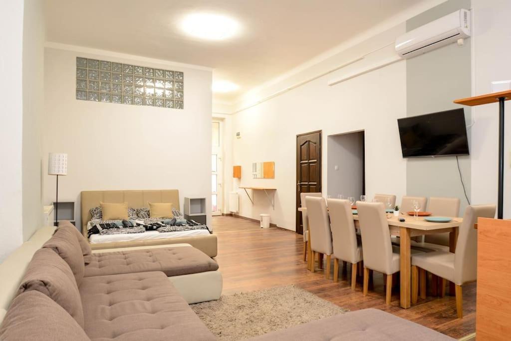 Famous Kiraly Street At Large 3Br 10Ppl @ Central Budapest Exterior photo